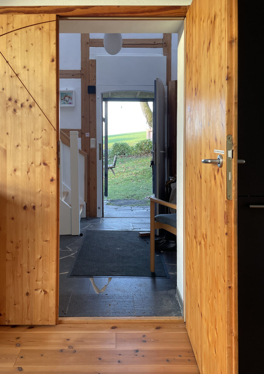 Flur im Erdgeschoss vom Wohnzimmer nach draußen.