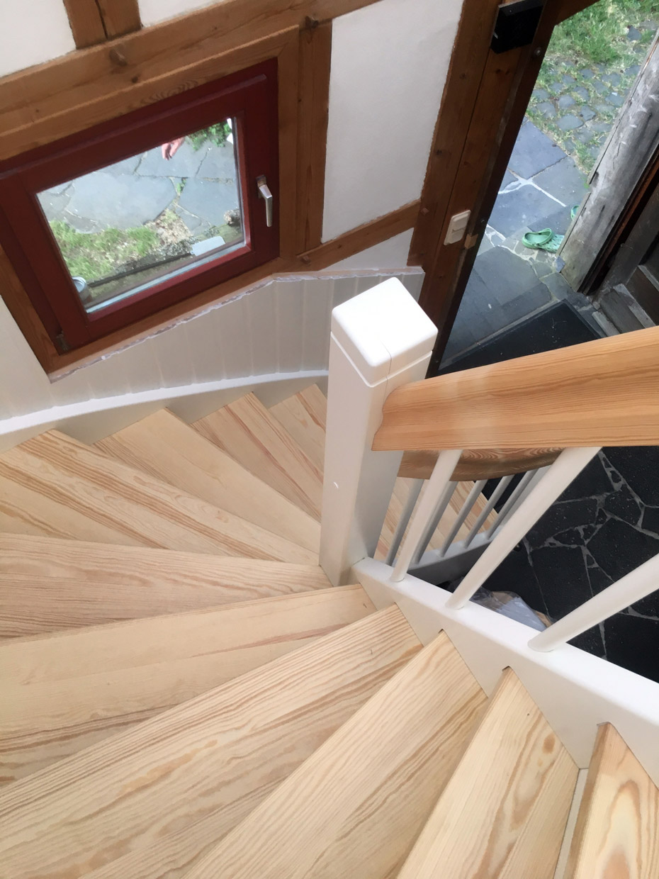 Ferienhaus Brunken, Treppe mit Blick auf Eingangstür