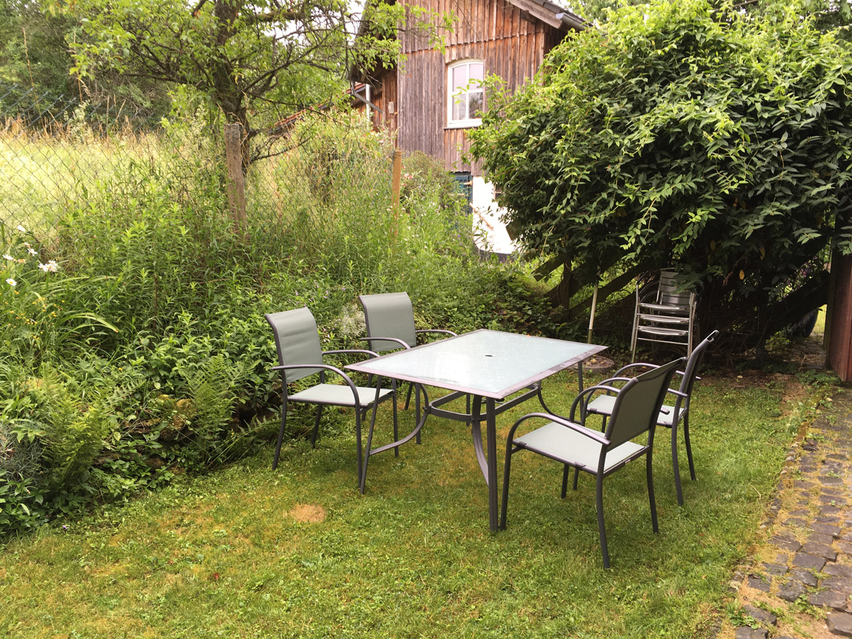 Ferienhaus Brunken, Garten mit Nachbarhaus